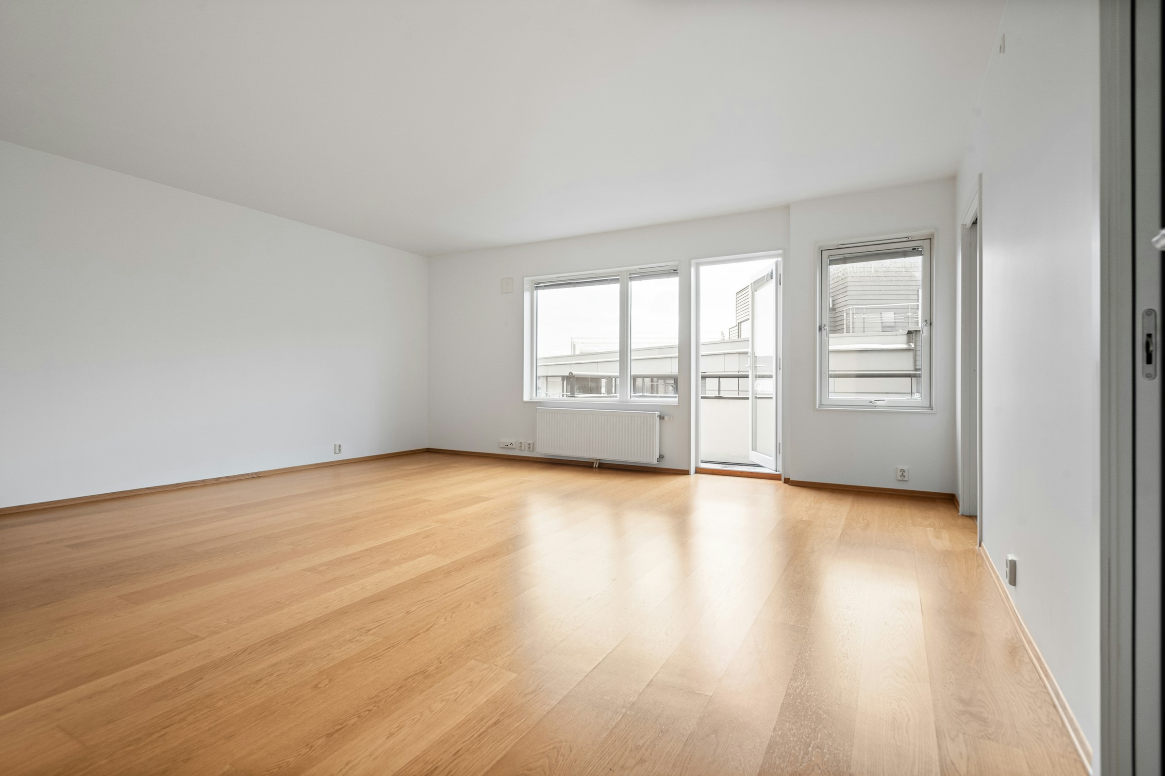Leerer Altbau mit Fensterlicht – Ausgangspunkt für das Inserat